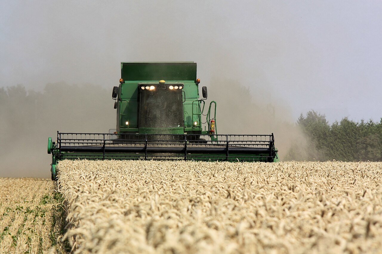 Combine harvester working a wheat field with Yilong agricultural hydraulic cylinders